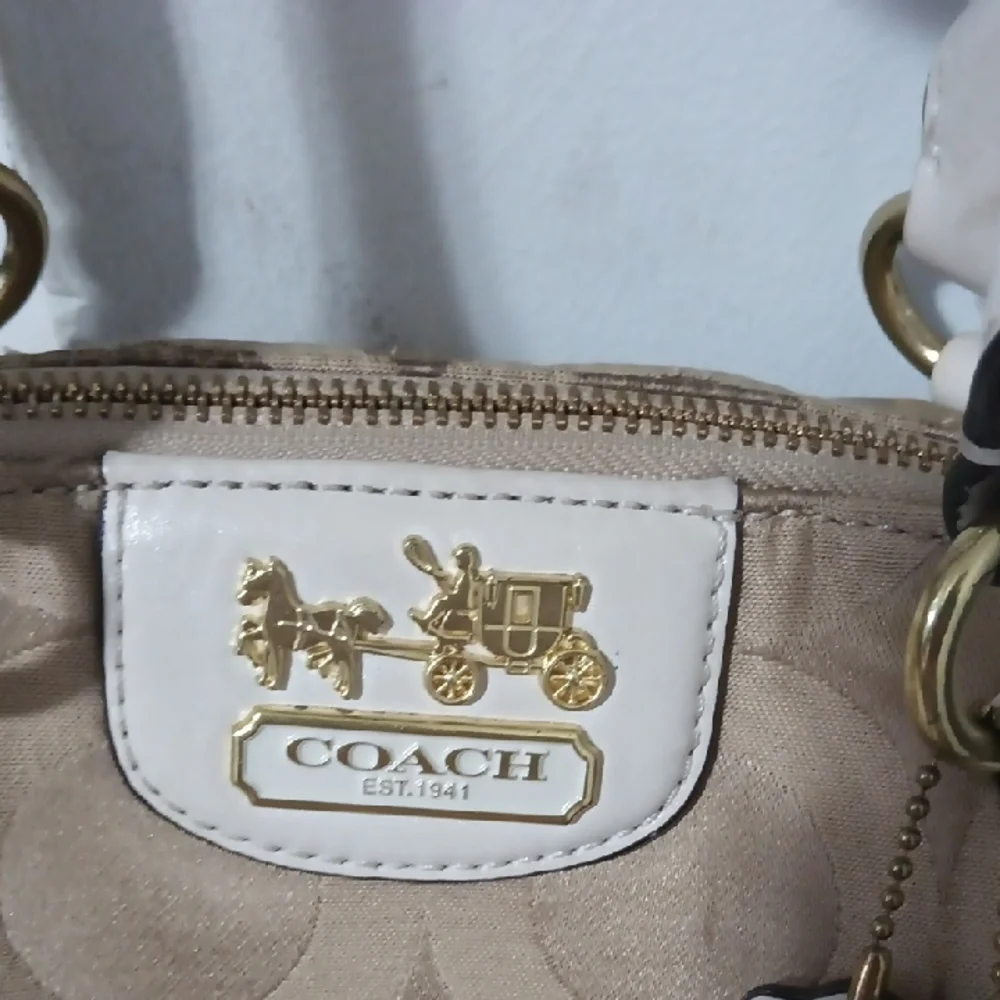 Coach 18650. Beige Signature Satchel